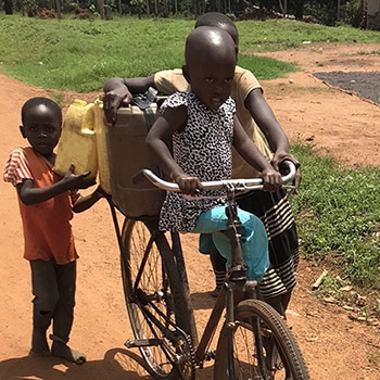 Bambini che trasportano acqua per molti chilometri